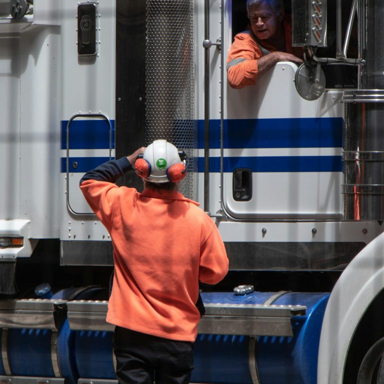 Transportista efectivo con el DeCA obligatorio a bordo del camión